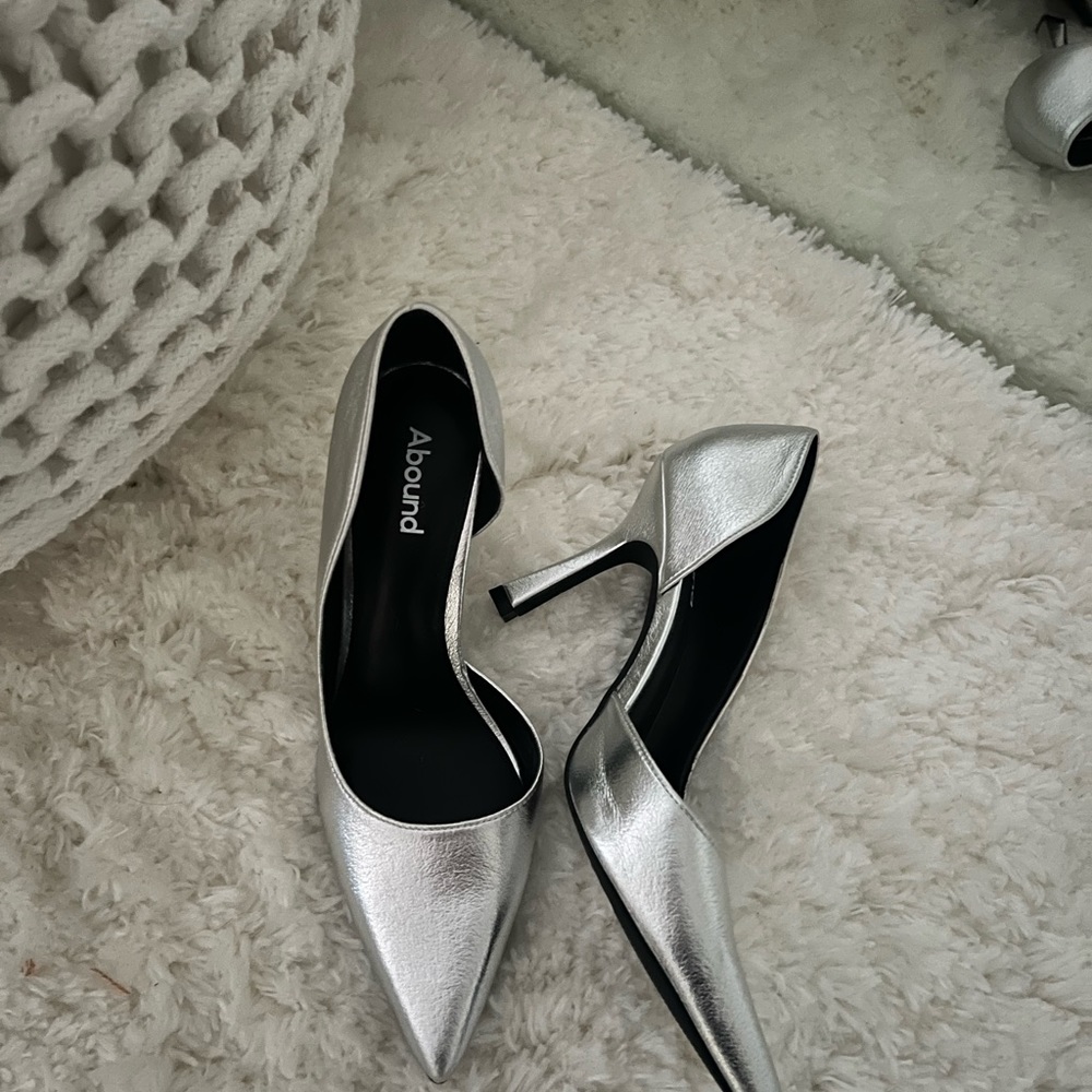 SILVE KITTEN HEELS